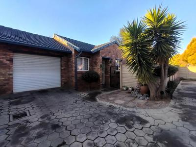 Townhouse For Sale in Rooihuiskraal North, Centurion